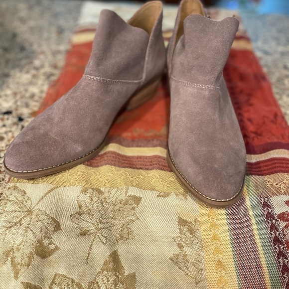 Lucky Brand Fahmida suede ankle booties size 8.5 NWOT - Picture 8 of 10